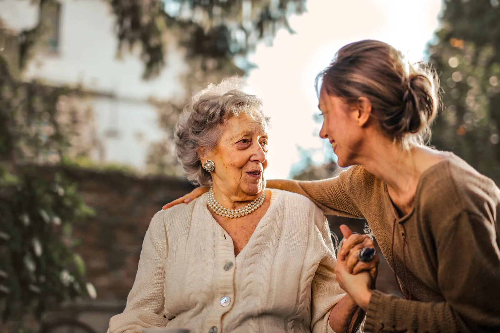 Zwei Frauen lachen im Freien